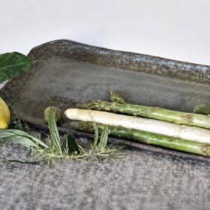 Krumme Platte aus Steinzeug – Servierplatte