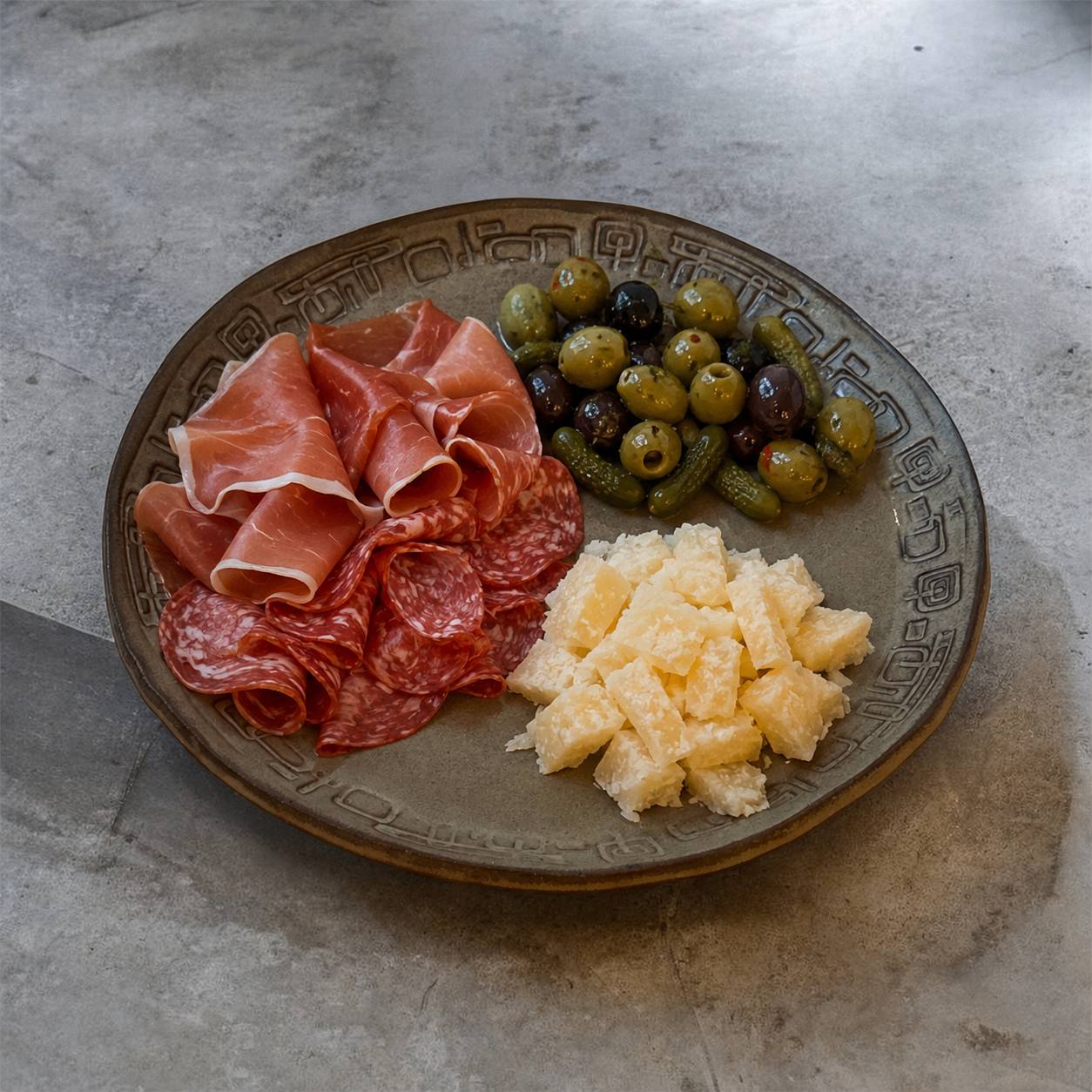 TERRA FORMAT Teller mit Antipasti, Schinken, Salami, Käse und Oliven